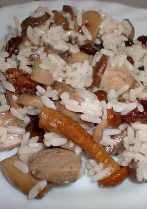 Una foto de Arroz blanco con setas y pasas
