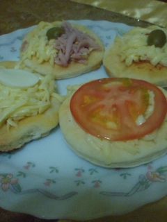 Una foto de Pizzetas de diferentes gustos