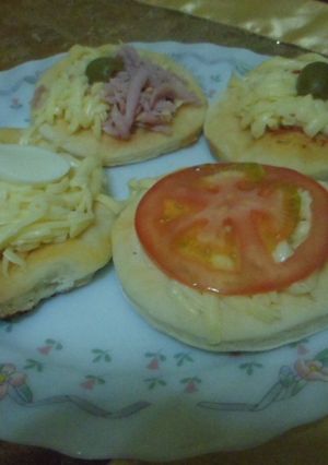 Una foto de Pizzetas de diferentes gustos