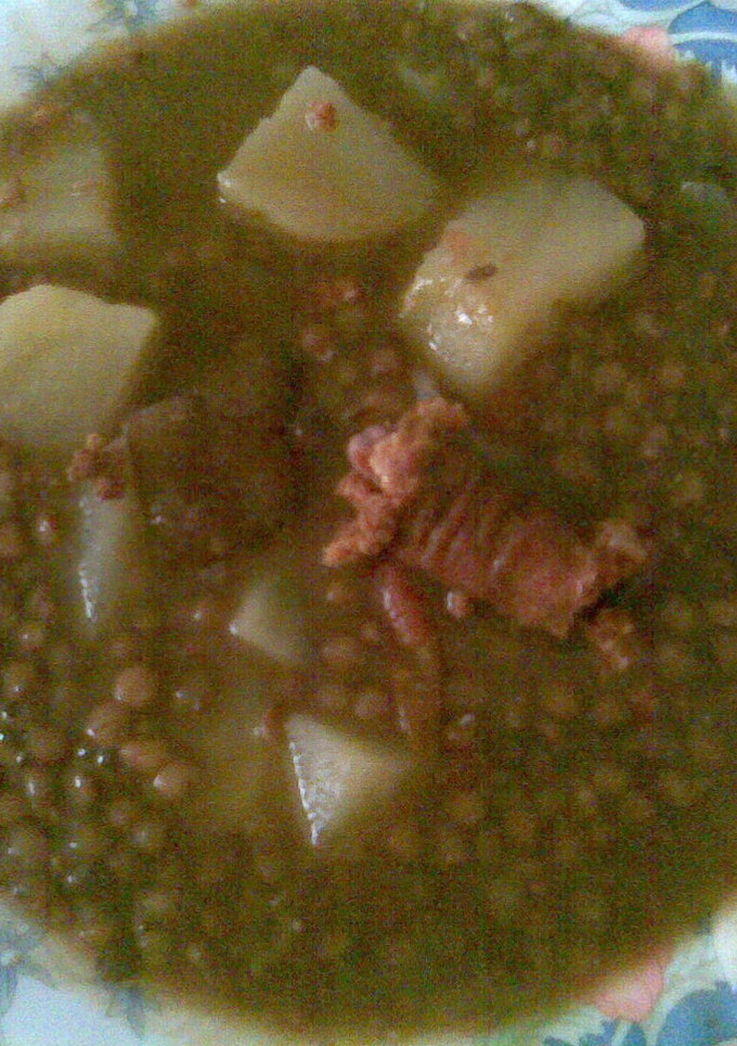 Una foto de Lentejas con chorizo, jamón y tocino en crudo