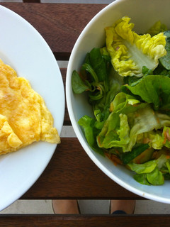 Una foto de Tortilla y ensalada