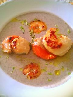 Una foto de Crema de champiñones con brocheta de marisco