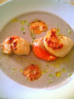 Una foto de Crema de champiñones con brocheta de marisco