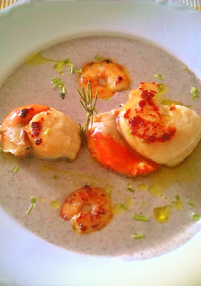 Una foto de Crema de champiñones con brocheta de marisco