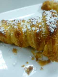 Una foto de Canutillos de hojaldre con crema pastelera