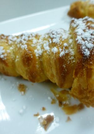 Una foto de Canutillos de hojaldre con crema pastelera