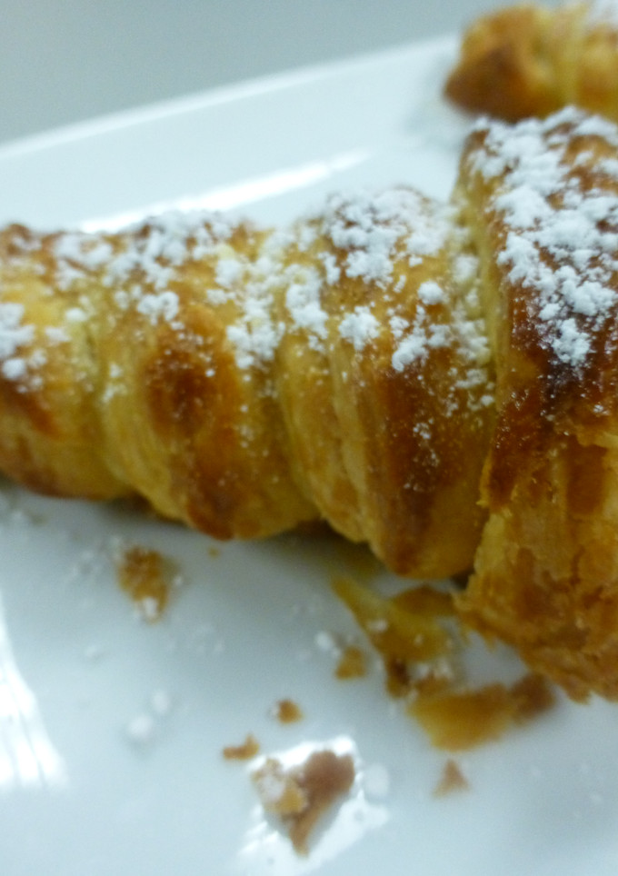 Una foto de Canutillos de hojaldre con crema pastelera
