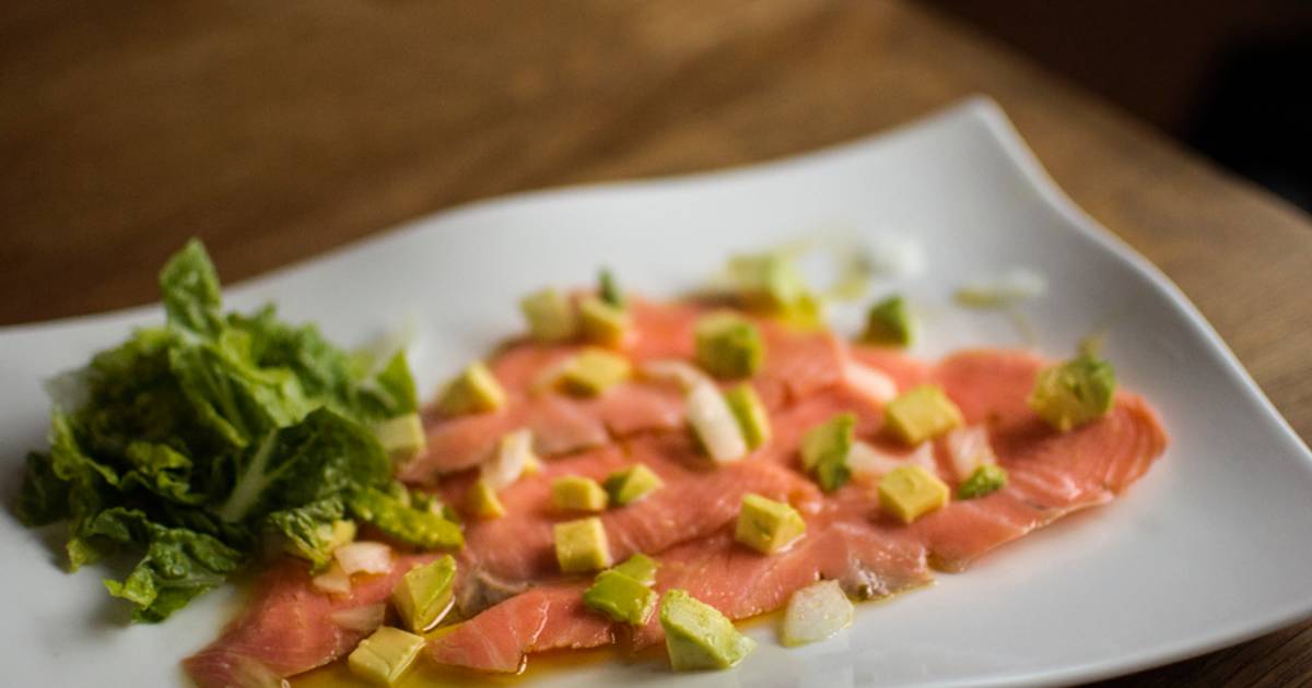 Carpaccio de salmón con ensalada y tosta cremosa Receta de BuyFresco