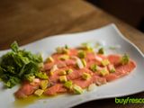 Carpaccio de salmón con ensalada y tosta cremosa