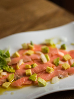 Una foto de Carpaccio de salmón con ensalada y tosta cremosa