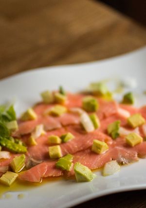 Una foto de Carpaccio de salmón con ensalada y tosta cremosa
