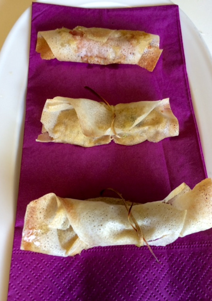 Una foto de Rollitos de crema de puerros y champiñones con jamón plancha
