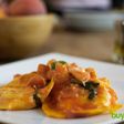 Delicia de queso mottarone con salsa tomate y albahaca