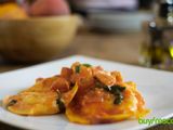 Delicia de queso mottarone con salsa tomate y albahaca