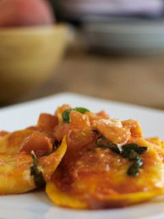 Una foto de Delicia de queso mottarone con salsa tomate y albahaca