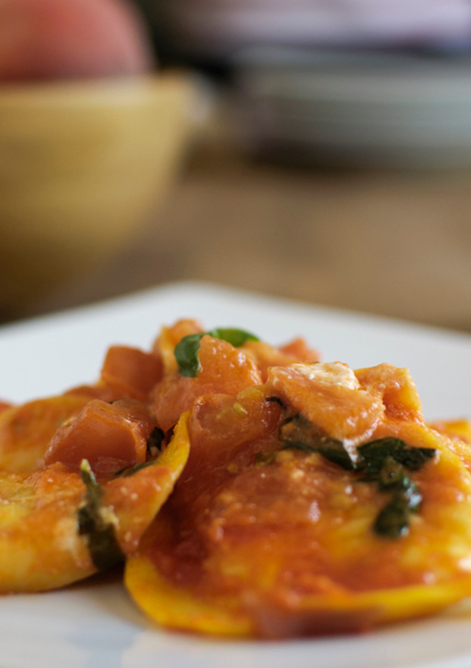 Una foto de Delicia de queso mottarone con salsa tomate y albahaca