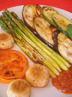 Una foto de Parrillada de verduras con salsa Romesco