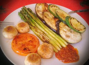 Una foto de Parrillada de verduras con salsa Romesco
