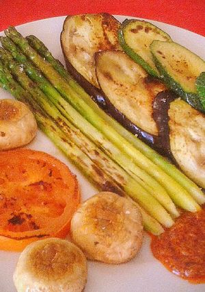 Una foto de Parrillada de verduras con salsa Romesco