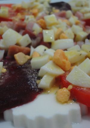 Una foto de Ensalada templada con aliño de huevo