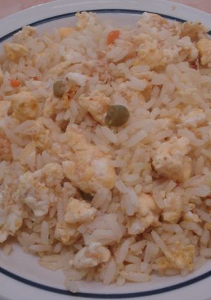 Una foto de Arroz con huevo picado