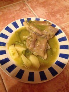 Una foto de Manitas de cerdo en salsa verde