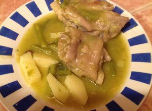 Una foto de Manitas de cerdo en salsa verde