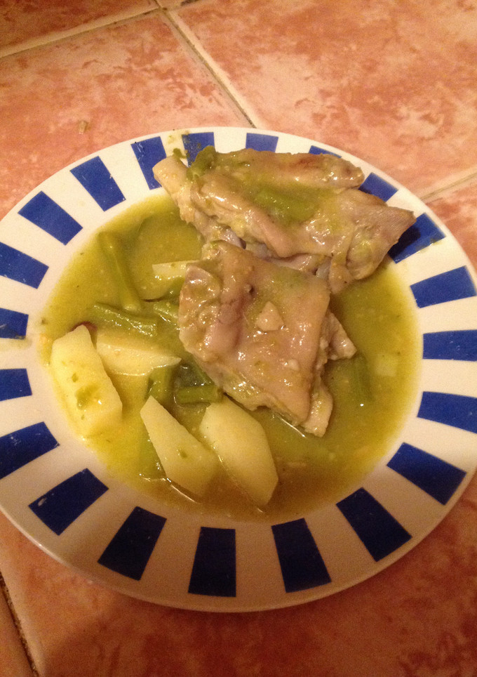 Una foto de Manitas de cerdo en salsa verde