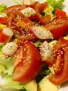 Una foto de Ensalada fresca de tomate, escarola y aguacate