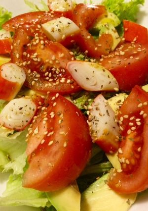 Una foto de Ensalada fresca de tomate, escarola y aguacate