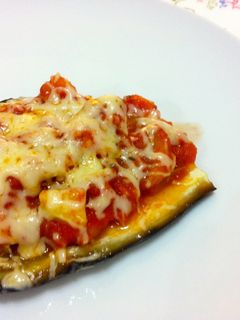 Una foto de Berenjenas rellenas de verduras al horno