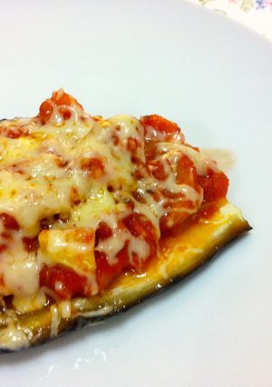 Una foto de Berenjenas rellenas de verduras al horno
