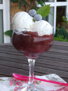 Una foto de Fruta cocida con helado de yogur