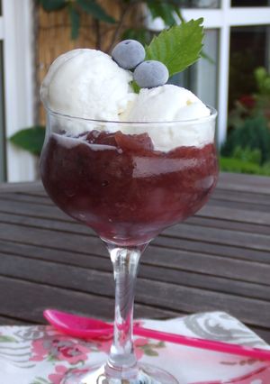 Una foto de Fruta cocida con helado de yogur