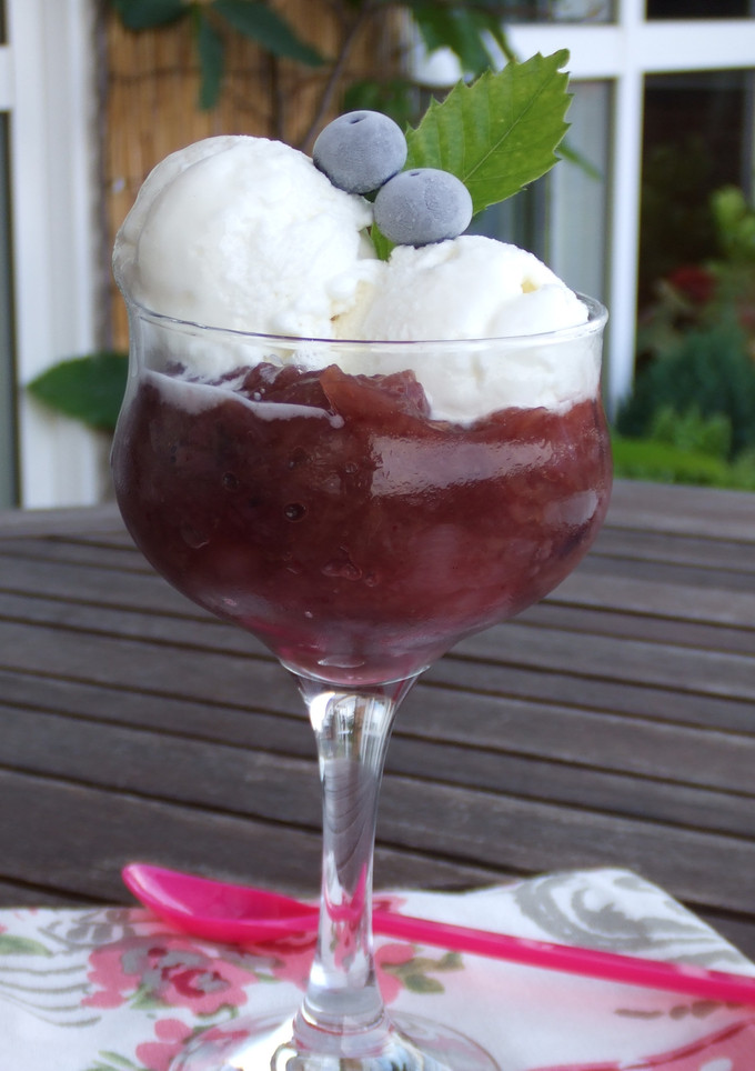 Una foto de Fruta cocida con helado de yogur