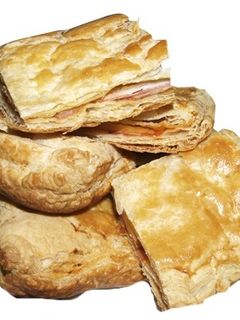 Una foto de Coca de jamón york y queso