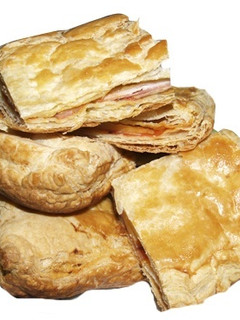 Una foto de Coca de jamón york y queso