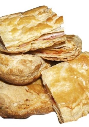 Una foto de Coca de jamón york y queso
