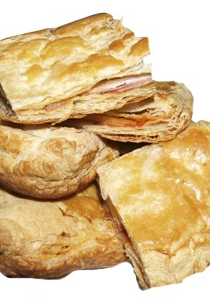 Una foto de Coca de jamón york y queso