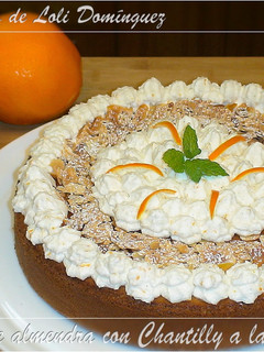 Una foto de Pastel de almendra con Chantilly a la naranja