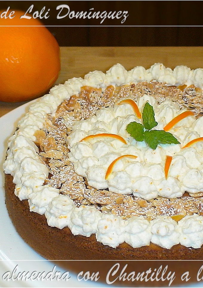 Una foto de Pastel de almendra con Chantilly a la naranja