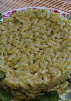 Una foto de Arroz al cilantro verde