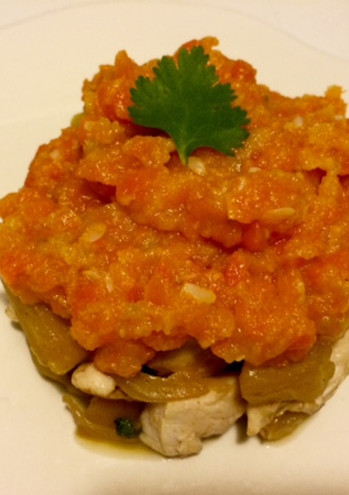 Una foto de Pavo encebollado dulce al curry con puré de zanahorias