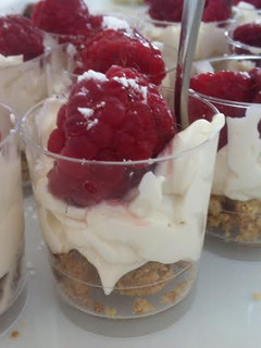 Una foto de Vasitos de mascarpone con frambuesas