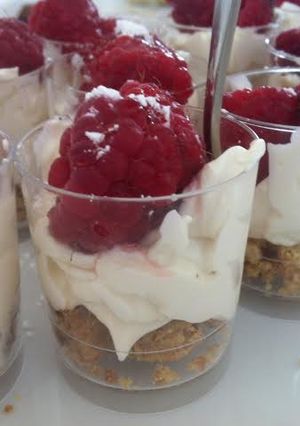 Una foto de Vasitos de mascarpone con frambuesas