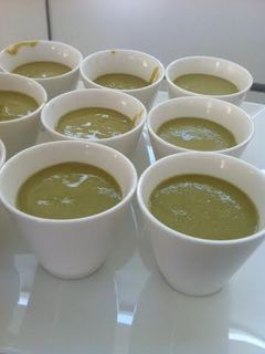 Una foto de Crema de espárragos trigueros y berberechos