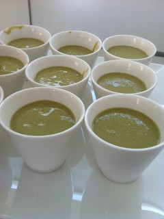 Una foto de Crema de espárragos trigueros y berberechos