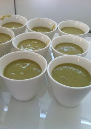 Una foto de Crema de espárragos trigueros y berberechos
