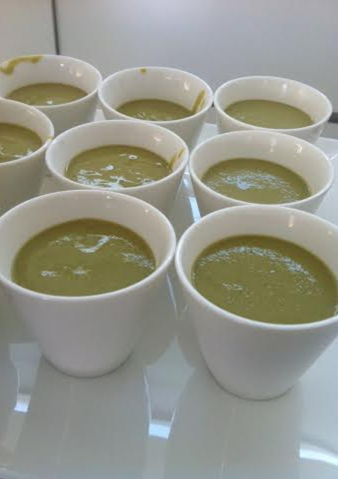 Una foto de Crema de espárragos trigueros y berberechos