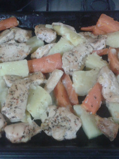Una foto de Pechugas de pollo al horno con salsa de queso y verduras